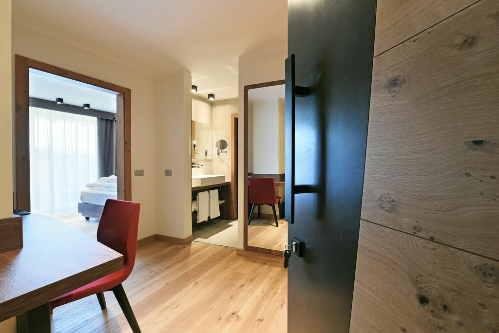 Dolomeet Boutique Hotel Pinzolo Exterior photo